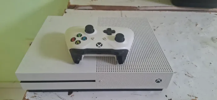 Console Xbox one s 350 GB 4k e um controler valor 1500