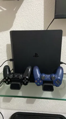 PS4 1TB 1 controle + 2 mídias físicas + cooler e base de recarga 