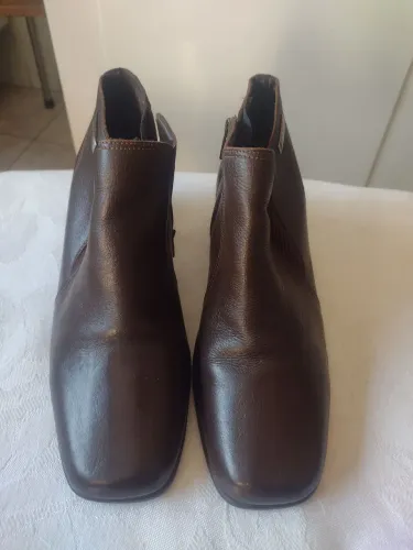 Par de botas de couro Bottero na cor café feminina
