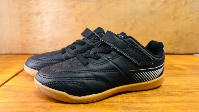 tenis de futsal Kipsta tamanho 25