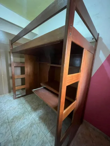 Cama com escrivaninha. 