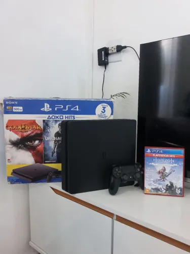 Vídeo Game PS4 Slim 500GB mídia física e digital com 1 jogo cabos caixa e controle