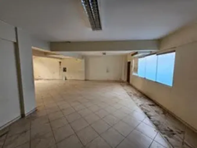 Prédio comercial com loja e área cosntruída de 624,40 m² ,em 3 pisos , em terreno de 200m²