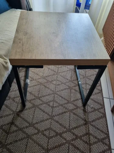 Vende-se mesa de canto ou de centro em MDF  50 x 50 x 5 em bom estado. 
