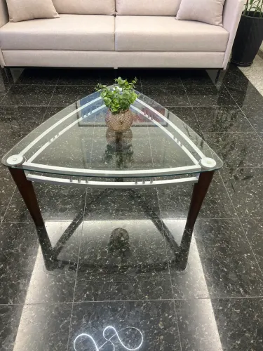 Mesa de vidro com madeira e alumínio.