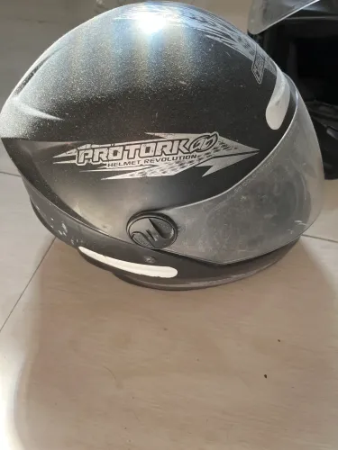 Capacete áxxis por 150 e um protork por 150 reais dois em perfeito estado