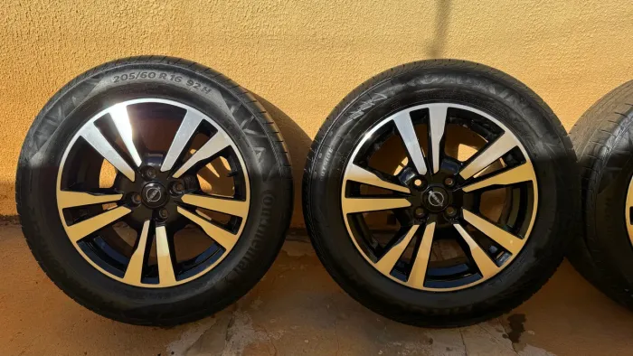 Jogo de rodas Nissan
