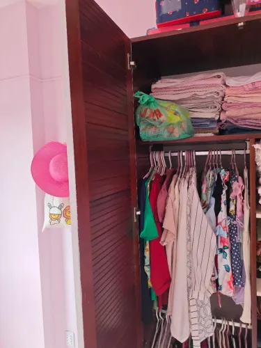 Guarda roupas com 2 portas em madeira mogno