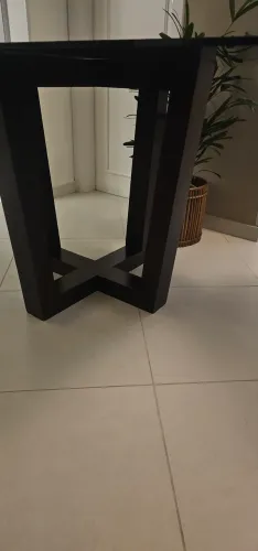 Mesa de jantar base em madeira