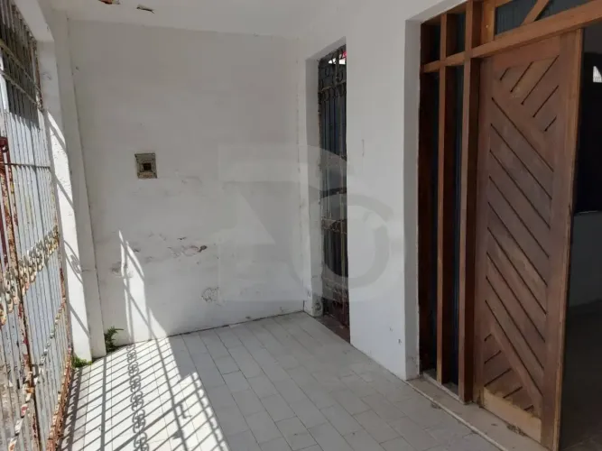 Casa com 4 Quartos, Quintal Amplo e 2 Garagens no Cirurgia