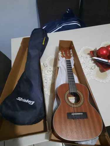 Cavaquinho novo, na caixa