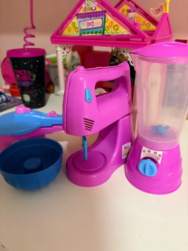Casinha, conjunto de vassoura, rodo e pá, batedeira, panelinha e liquidificador 
