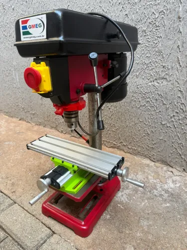 Furadeira de bancada motomil fbh-130l + mesa coordenada de precisão