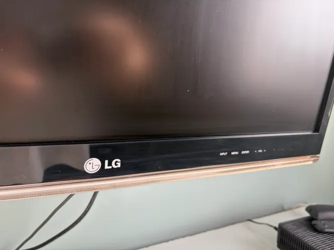TV Monitor LED LG M2550D de 25 polegadas.