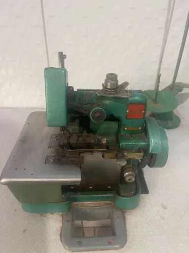 Máquina Overlock Industrial Golden