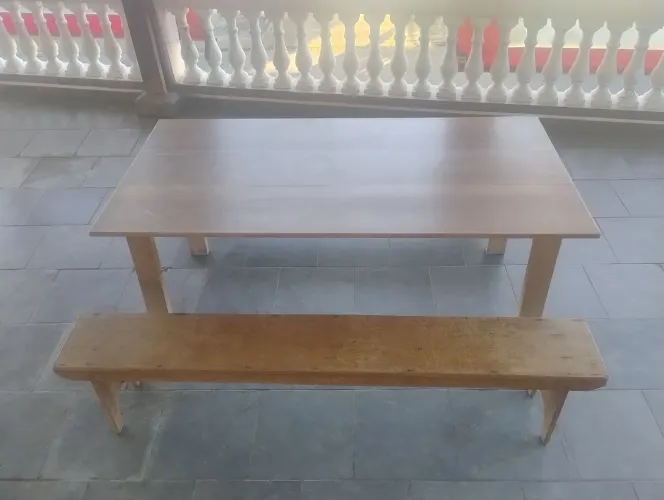 Mesa madeira maciça com bancos 