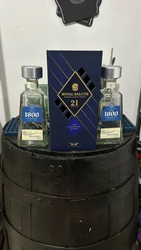 2 garrafas e uma caixa royal salute ambos vazios 