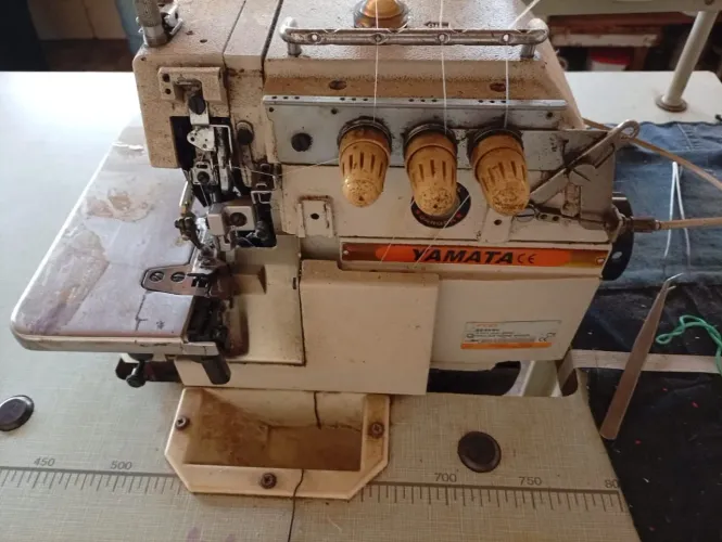 Máquina de costura Overloque yamata usada
