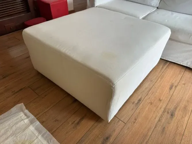 Grande e antigo Puff estofado em tecido claro lavável formato quadrangular com roldinhas*