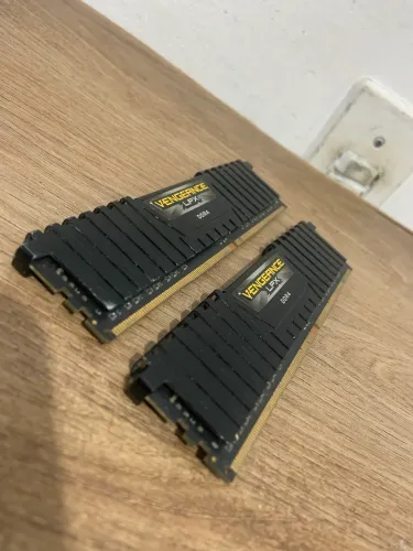 Duas memórias VENGEANCE LPX 2x8gb DDR4 