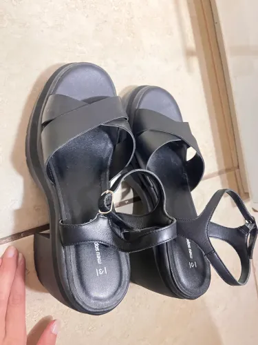 Sandália couro salto bloco, da marca meu sapato preto, tamanho 37, nunca usado