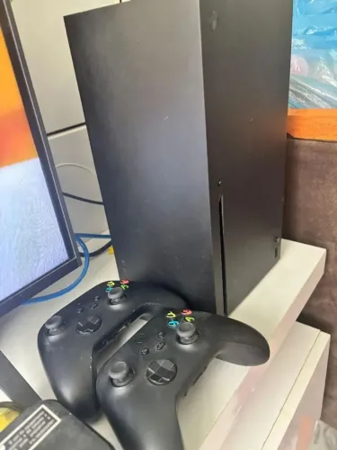Xbox series x com 2 controles
