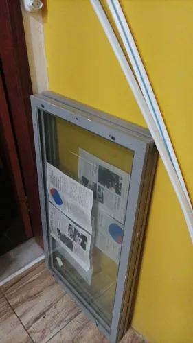 Quadro de avisos em vidro.99,5 de cumprimento e 54,5 de altura.