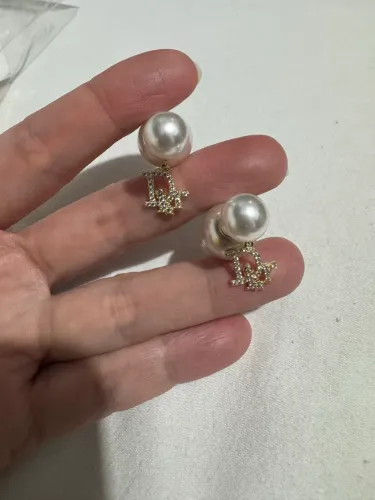 Brincos dourados inspiração Christian Dior 