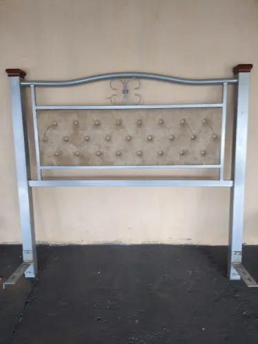 Cabeceira Casal 1,38m Metal com Capitonê Bege - Ótimo Estado