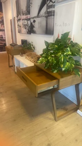 Mesa de cabeceira ou de canto moderna Jacauna com gaveta 