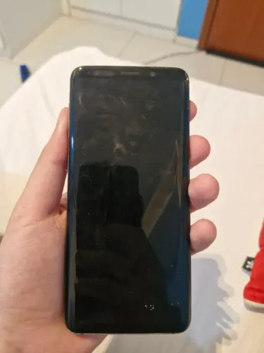 Galaxy s9 com defeito. Trincado. Tela verde. Mal contato. Bateria ruim. Botão faltando.