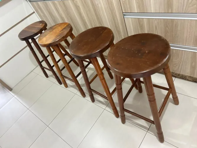 Kit com 4 banquetas de madeira - estilo rústico