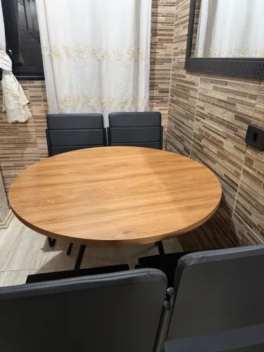 mesa com. 4 cadeiras em perfeito estado nada de arranhao Com 3 meses