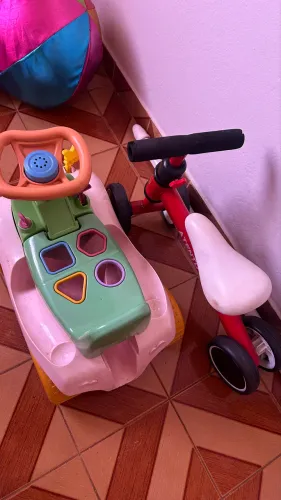 Bicicleta de equilíbrio + carrinho bebê