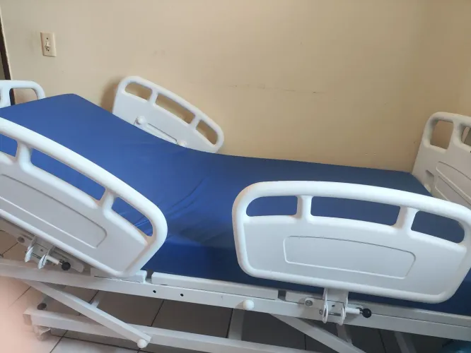 Cama hospitalar reclinável 