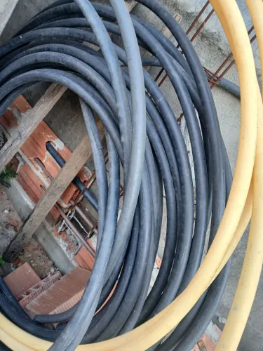 Tubo de pvc de 1" para passagem de fios elétricos tem mais de 30 metros $: 60 reais