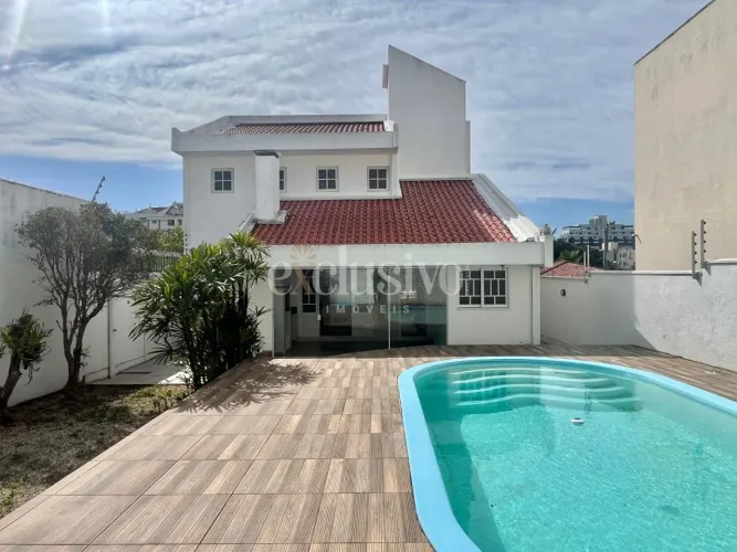 Casa com 4 dormitórios em Coqueiros (residencial ou comercial)