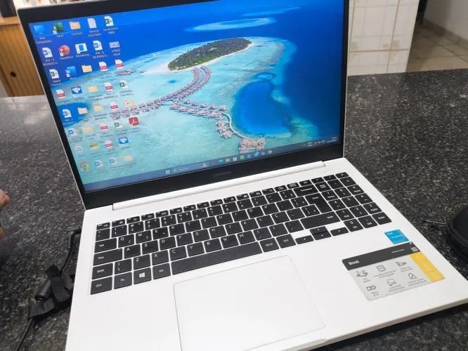 Samsung Book, Celeron 6305, 8 GB RAM e SSD de 128 GB