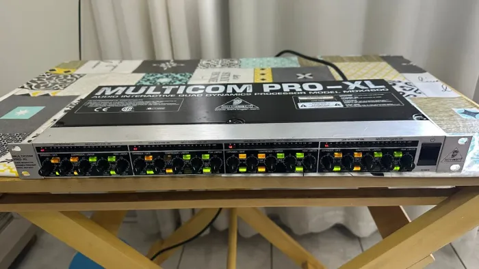Compressor de Áudio Behringer MDX4600  