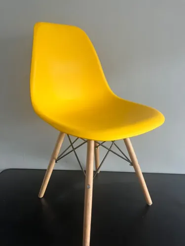 Cadeira Eames amarela com pés de madeira - Design Moderno