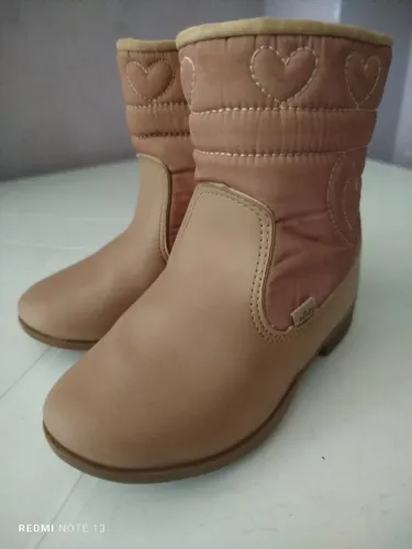 Bota semi nova numeração 22