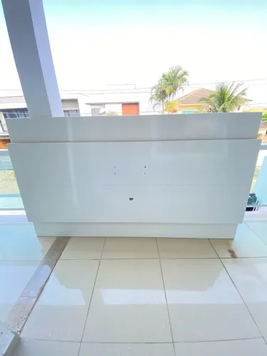 Painel TV branco laqueado 2,40m