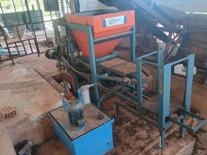 Fábrica de blocos e tubos de água pluvial e vasos telefone *