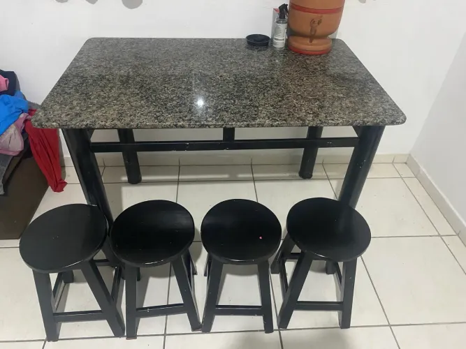Mesa de mármore com 4 banquetas 