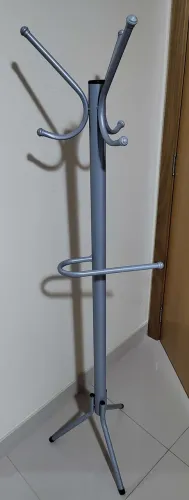 Cabideiro de roupas em pé