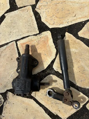 caixa de direção mecânica do Suzuki Samurai, acompanhada do braço Pitman