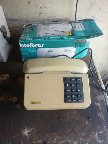 Vendo um telefone.