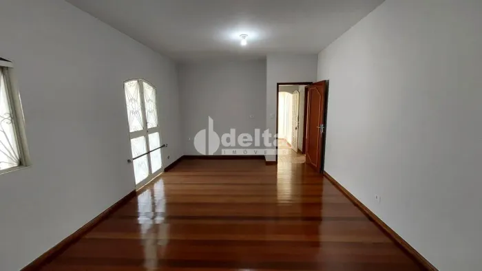 Casa residencial com 3 quartos disponível para venda e locação no bairro Fundinho em Uberl