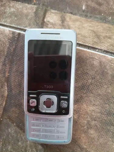 celular Sony Ericsson T303,sem a bateria ,não sei se está funcionando 