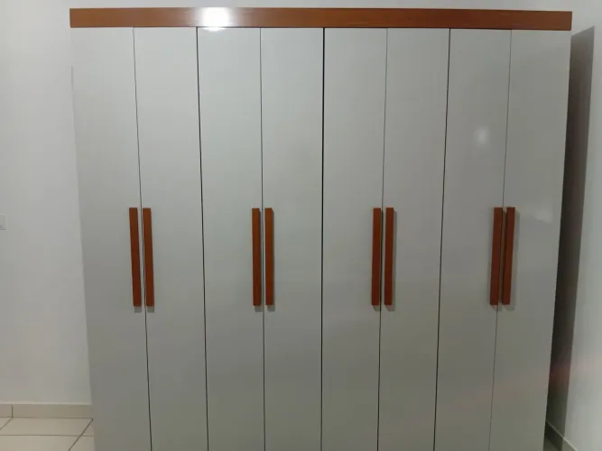 Guarda Roupa Casal (SEmiNOVO)Hera MDF 8 Portas e 4 Gavetas Rufato<br>Cor Imbuia/Off White